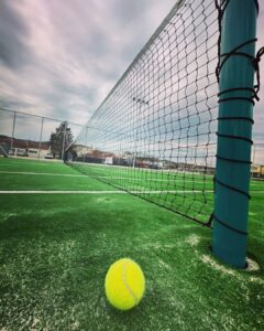 Read more about the article Επίστρωση συνθετικού χλοοτάπητα τένις σε γήπεδο στο Σουφλί